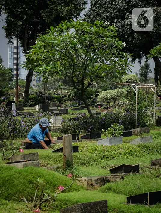 Petugas membersihkan makam yang ada di TPU Karet Bivak, Jakarta, Kamis (4/3/2021). Komisi D DPRD DKI Jakarta meminta kepada Pemprov DKI Jakarta khusunya Dinas Pertamanan dan Hutan Kota untuk menyederhanakan proses izin perpanjangan sewa makam di Jakarta. (Liputan6.com/Faizal Fanani)
