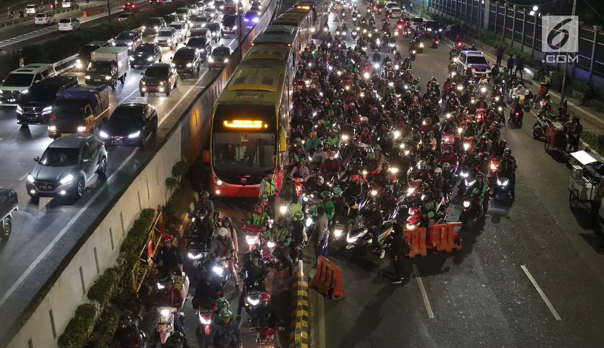 Ratusan motor berebut masuk jalur Transjakarta di sebagian ruas Jalan Gatot Subroto depan Gedung MPR/DPR/DPD RI, Jakarta, Kamis (19/9/2019). Sebagian ruas Jalan Gatot Subroto depan Gedung Parlemen ditutup karena ada aksi mahasiswa menolak revisi RKUHP-UU KPK. (Liputan6.com/Helmi Fithriansyah)