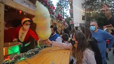 Orang-orang berbelanja di kampung Natal di daerah Ashrafieh, Beirut, Lebanon, 6 Desember 2020. Sebuah kampung Natal dibuka pada Minggu (6/12) bagi para pedagang yang tokonya hancur akibat ledakan pelabuhan pada 4 Agustus lalu. (Xinhua/Bilal Jawich)