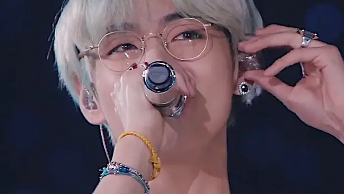 V BTS menggunakan gelang dari brand favorit