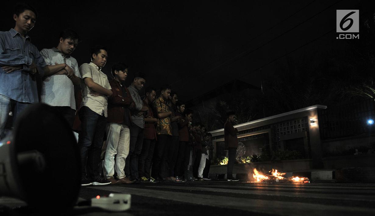 Mahasiswa Ikatan Mahasiswa Muhammadiyah (IMM) melakukan salat gaib saat aksi solidaritas di depan Gedung Muhammadiyah, Jakarta, Kamis (26/9/2019). Aksi itu mendoakan Randi, satu mahasiswa Universitas Haluoleo yang tewas saat dmeonstrasi di depan kantro DPRD Sulut. (merdeka.com/Iqbal S Nugroho)