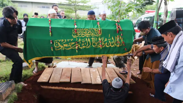 Suasana Haru Pemakaman Pak Ogah di TPU Jatisari Bekasi