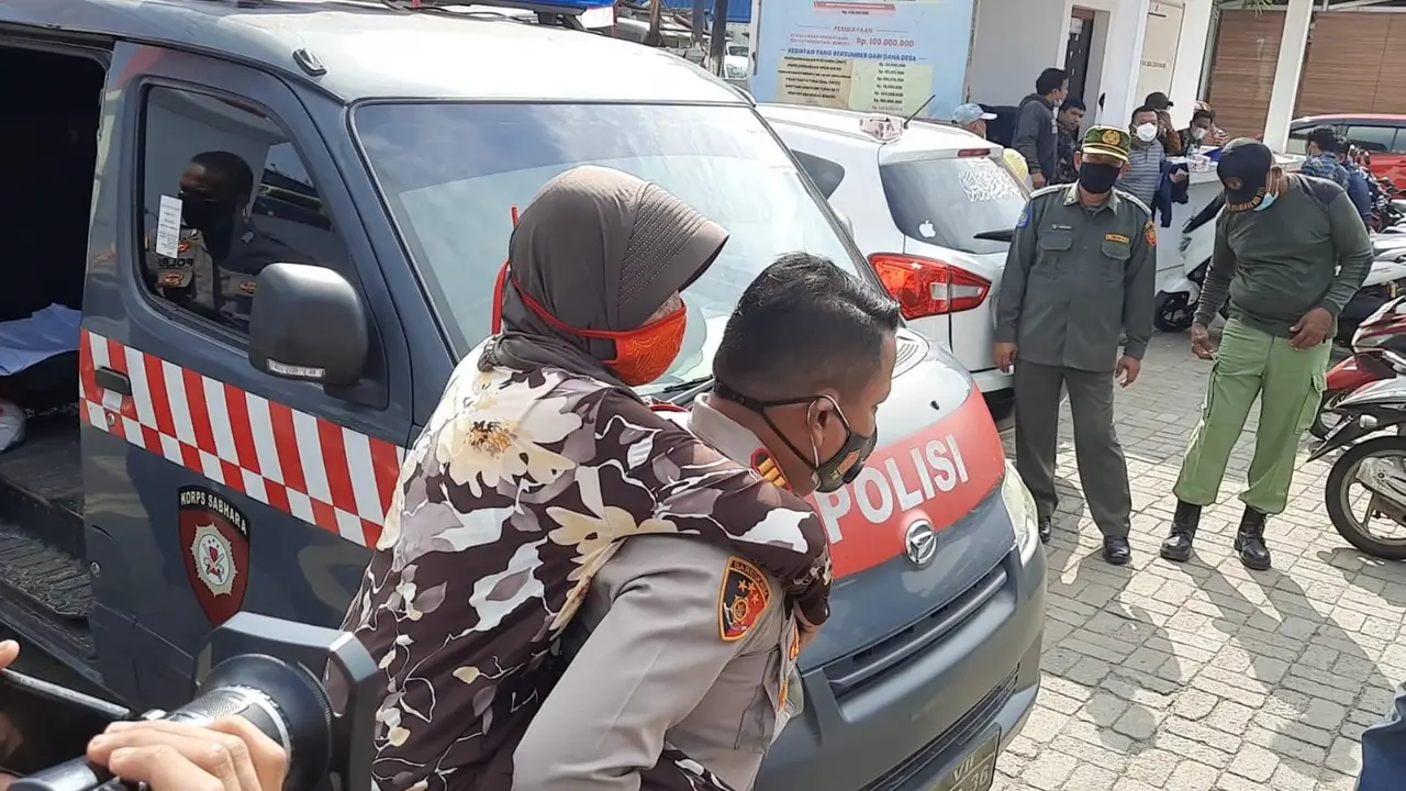 Kapolsek Tarumajaya Edy Suprayitno menggendong nenek Emah yang berusia 78 tahun ke lokasi vaksinasi Covid-19 di Bekasi.