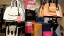 Sejumlah tas yang didiskon hingga 50% di department store Galeries Lafayette di Paris, Rabu (22/6). Warga Prancis memanfaatkan diskon besar-besar awal penjualan musim panas yang diberikan Galeries Lafayette untuk berbelanja (REUTERS/Jacky Naegelen)