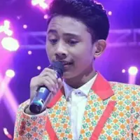 Rafly mendapatkan banyak kritikan karena kurang bisa mengatur pernapasan di panggung D'Academy 3. (via YouTube)