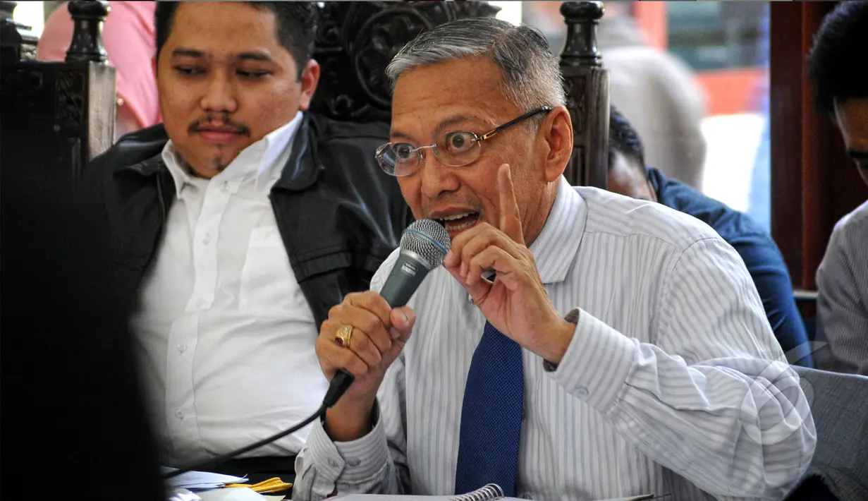 Laurens Siburian kuasa hukum Golkar kubu Agung Laksono saat menghadiri sidang kasus sengketa Partai Golkar di PTUN Jakarta Timur, Senin (4/5/2015). Dalam sidang tersebut dihadirkan Zainal Arifin Husein menjadi saksi ahli (Liputan6.com/Yoppy Renato) 