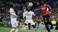 Bek Real Madrid asal Prancis Ferland Mendy (tengah) ditantang oleh gelandang Amerika AC Milan Yunus Musah selama pertandingan sepak bola hari ke-4 fase liga Liga Champions UEFA antara Real Madrid CF dan AC Milan di stadion Santiago Bernabeu di Madrid pada tanggal 5 November 2024.OSCAR DEL POZO / AFP