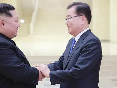 Pemimpin Korea Utara Kim Jong-un berjabat tangan dengan Kepala Delegasi Korea Selatan Chung Eui-yong saat melakukan pertemuan di Pyongyang (5/3). (AFP/Handout)