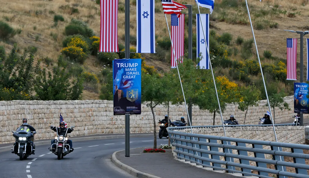 Anggota geng motor Samson Riders melintasi jalan menuju Kedubes AS yang baru di Yerusalem, (13/5). Geng motor Israel tersebut konvoi dari Tel Aviv ke Yerusalem untuk merayakan peresmian Kedutaan Besar AS baru di Yerusalem.  (AFP Photo/Ahmad Gharabli)