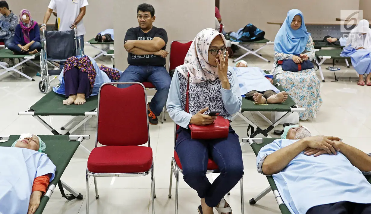 Sejumlah pasien usai operasi mata katarak gratis pada bakti sosial di Kanwil DJP Wajib Pajak Besar, Jakarta, Sabtu (28/10). Kegiatan ini dilaksanakan dalam rangka memperingati Hari Oeang ke-71 yang jatuh setiap 30 Oktober. (Liputan6.com/Immanuel Antonius)