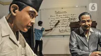 Petugas melakukan perawatan koleksi benda bersejarah di Museum Perumusan Naskah Proklamasi, Menteng, Jakarta Pusat, Rabu (10/8/2022). Perawatan dilakukan setiap satu minggu sekali, meliputi pembersihan gedung, perabotan, benda bersejarah hingga patung para tokoh yang berjasa dalam tersusunnya naskah proklamasi. (merdeka.com/Iqbal S. Nugroho)