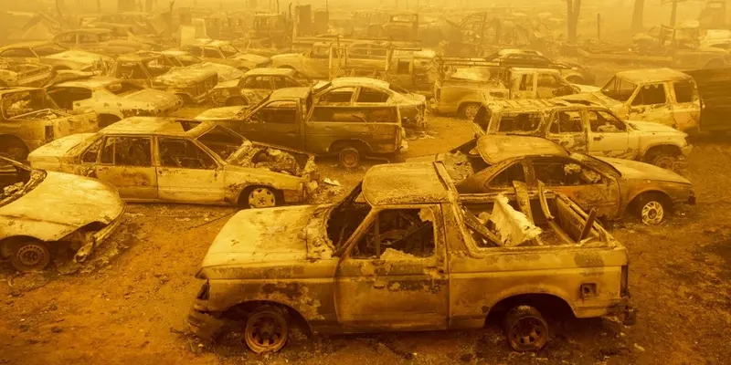 FOTO: Kebakaran Hutan California Ikut Hanguskan Kendaraan