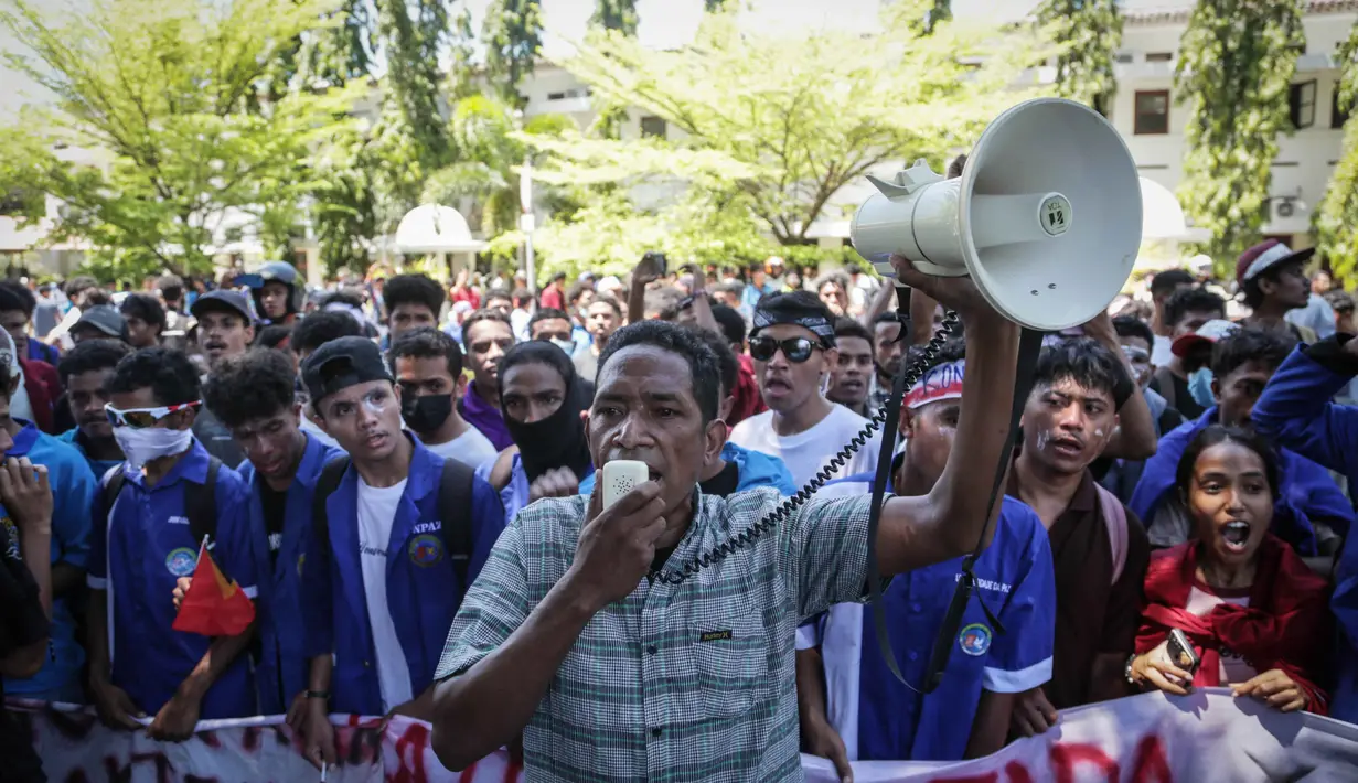 Diketahui, keputusan untuk menyediakan unit mobil Toyota Prado bagi 65 anggota parlemen telah disetujui dan masuk dalam anggaran negara 2025. (VALENTINO DARIELL DE SOUSA/AFP)