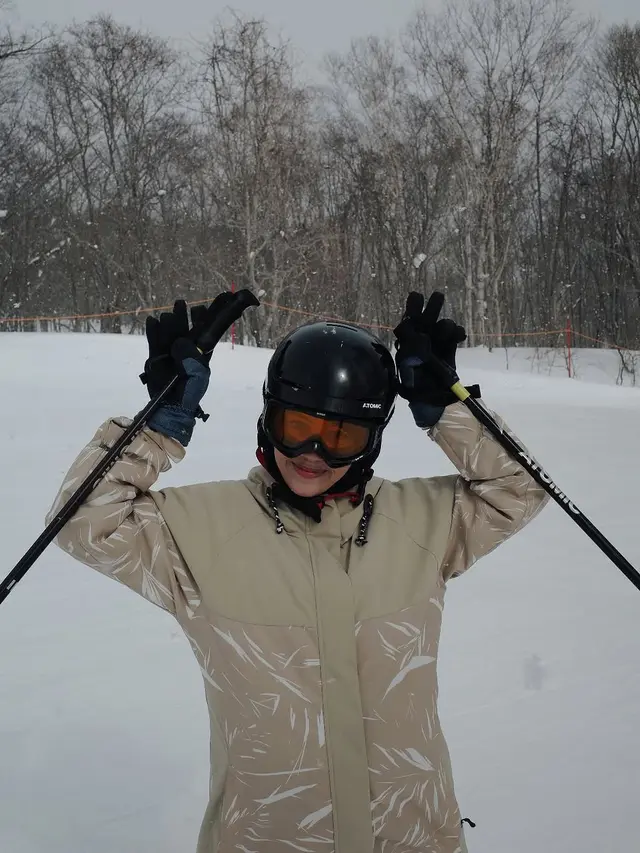 6 Potret Anggika Bolsterli Main Ski di Jepang saat Hamil 5 Bulan,