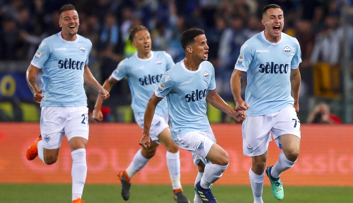 Para pemain Lazio merayakan gol yang dicetak Adam Marusic ke gawang Inter Milan pada laga Serie A Italia di Stadion Olimpico, Roma, Minggu (20/5/2018). Lazio kalah 2-3 dari Inter. (AP/Angelo Carconi)