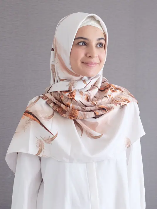 Sama halnya dengan Shireen Sungkar, istri dari Teuku Wisnu ini tengah hamil anak ke-3. Di awal kehamilannya, kondisi Shireen memang terbilang cukup lemah. Bahkan, ia sempat mendapat perawatan intensif di rumah sakit. (Instagram/shireensungkar)