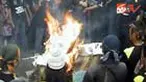 Ratusan aktivis GMBI berunjuk rasa mendesak penuntasan berbagai kasus korupsi di kantor Kejati Jabar di Bandung, Jabar. 