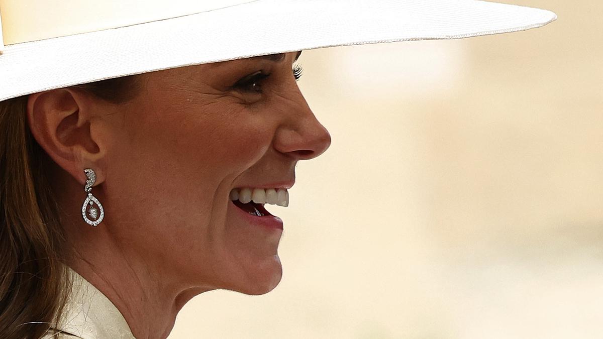 Kate Middleton Padukan Anting-anting Spesial dengan Busana Kuning Mentega yang Ngetren