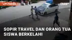 Bapak-bapak di kawasan Sungai Siring, Samarinda, melemparkan stick line ke  mobil travel. Dia bermaksud menyeberangkan siswa sekolah