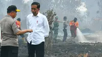 Presiden Joko Widodo berbincang dengan Kapolri Jenderal Tito Karnavian usai meninjau lokasi Karhutla Riau. (Liputan6.com/Istimewa/M Syukur)