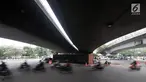 Kendaraan melintas di dekat lokasi tergulingnya truk kontainer di kolong flyover Tomang, Jakarta, Kamis (28/6). Truk kontainer bernomor polisi BN 4706 BP tersebut terguling saat hendak berbelok arah ke Jalan Tomang Raya. (Merdeka.com/Iqbal S. Nugroho)