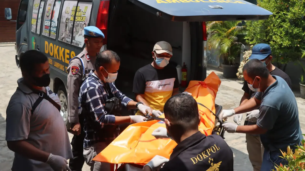 Proses evakuasi jasad Briptu Singgih Abdi Hidayat. Foto (Polres Lampung Tengah)