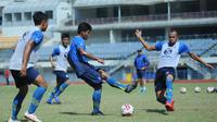 Supardi (paling kanan), saat berlatih bersama Persib Bandung menjelang BRI Liga 1 2021/2022. (Bola.com/Erwin Snaz)