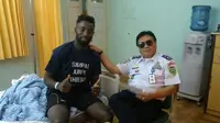 Thierry Gathuessi bersama Manajer Sriwijaya FC Nasrun Umar di Rumah Sakit Charitas, Palembang. (Bola.com/Riskha Prasetya)