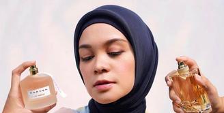 Salah satu trik untuk membuat kulit kuning langsatmu bersinar, bisa pilih hijab warna navy seperti Tantri Namirah ini. (Instagram/tantrinamirah).