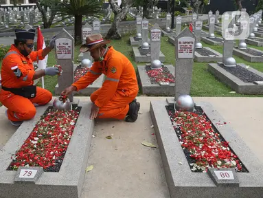 Warga menabur bunga saat berziarah di Taman Makam Pahlawan (TMP) Kalibata, Jakarta, Rabu (10/11/2021). Ziarah tersebut dilakukan untuk mengingat jasa para pahlawan dan sebagai upaya memperingati Hari Pahlawan yang diperingati setiap tanggal 10 November. (Liputan6.com/Herman Zakharia)