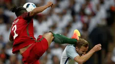  Bek Portugal, Bruno Alves, melanggar striker Inggris, Harry Kane, dalam laga persahabatan di Stadion Wembley, London, Kamis (2/6/2016). (AFP/Adrian Dennis)