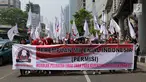Gerakan Perempuan Milenial Indonesia (Permisi) membentangkan spanduk saat menggelar aksi di Gedung Bawaslu, Jakarta, Rabu (12/9).  Mereka meminta Bawaslu turun tangan menyetop politisasi emak-emak di Pilpres 2019. (Merdeka.com/Imam Buhori)
