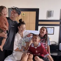 Bersama suami dan keempat anaknya, Jennifer pun tampil dengan wajah flawless mengenakan kacamata dengan rambut cepolnya. (@jenniferbachdim)