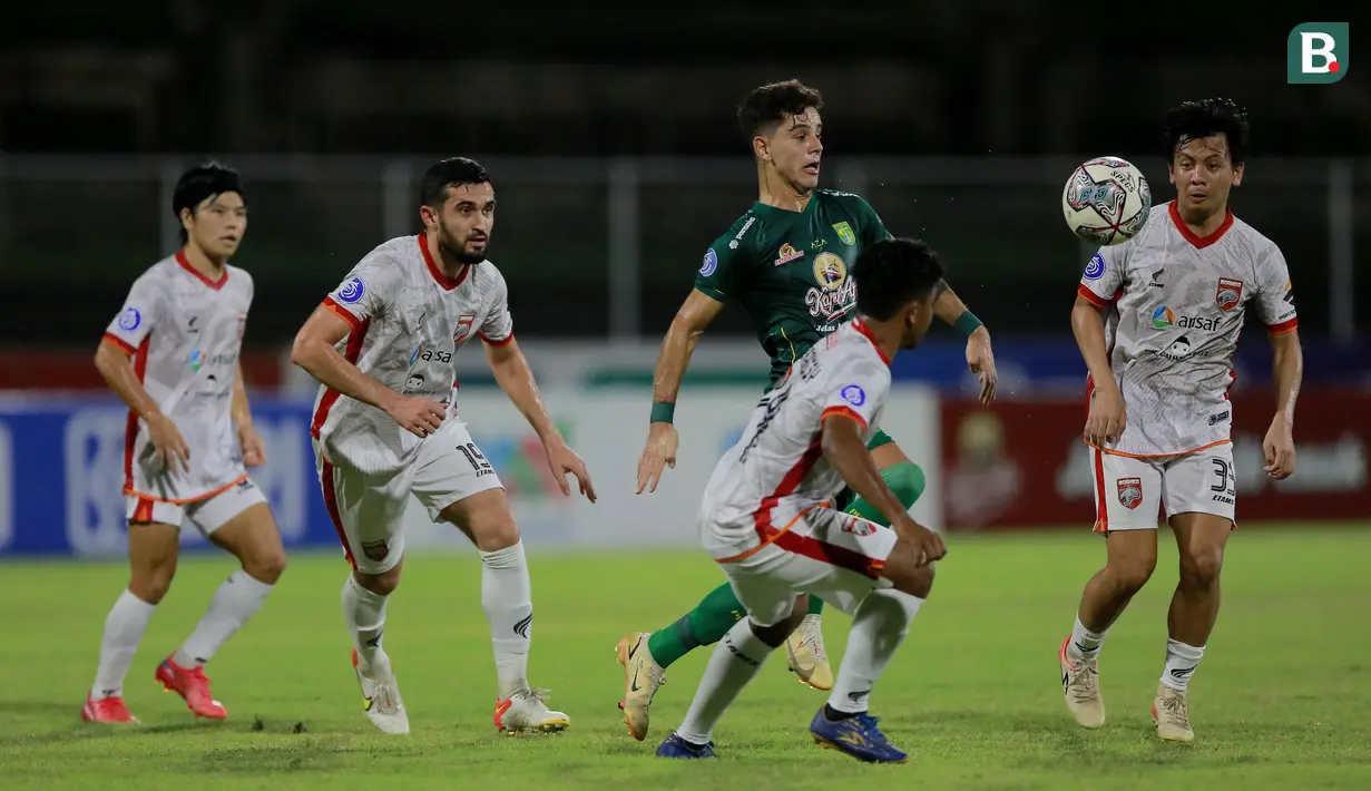 Bruno Moreira yang merupakan tandem dari Taisei Marukawa sempat  meyusahkan barisan pertahanan lawan dengan keahliannya menggiring dan menggocek bola. (Bola.com/M Iqbal Ichsan)