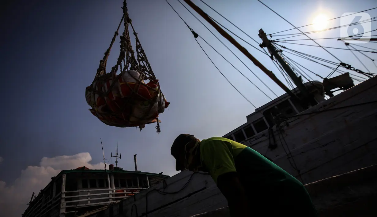 Pekerja buruh angkut beraktivitas di Pelabuhan Sunda Kelapa, Jakarta, Kamis (10/6/2021). Bekerja secara kelompok, upah mereka berdasarkan kesepakatan pemberi upah dan pekerja dengan sistem borongan tonase. (Liputan6.com/Johan Tallo)