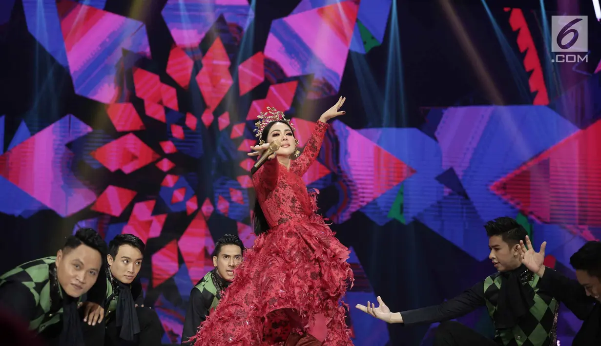 Penampilan Syahrini saat menghibur penonton dalam acara SCTV Music Awards 2018 di Studio 6 Emtek, Jakarta, Jumat (27/4). (Liputan6.com/Faizal Fanani)