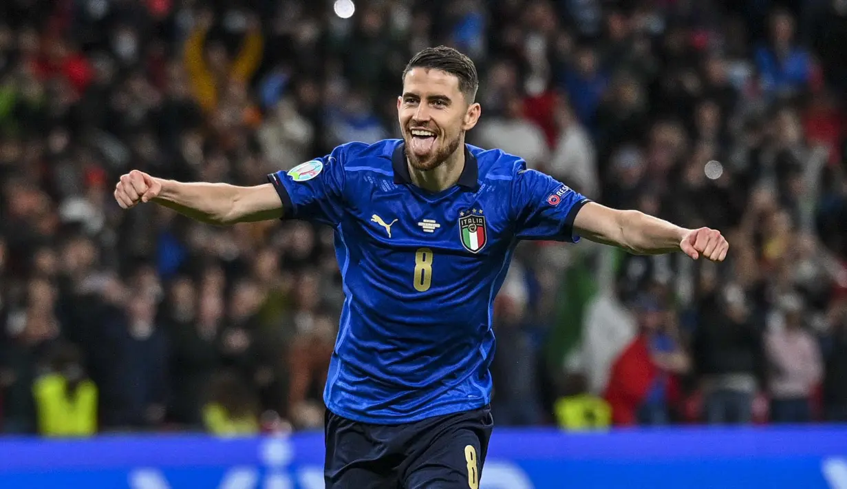 Salah satu gelandang Chelsea, Jorginho, adalah otak di balik penampilan sempurna Gli Azzurri saat pertandingan semifinal melawan Spanyol. Bagaimana tidak, tendangan penaltinya membuat Italia lolos ke final Piala Eropa 2020. (Foto: AP/Pool/Justin Tallis)