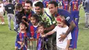 Trio MSN, Neymar Jr, Luis Suarez dan Lionel Messi melakukan selebrasi bersama anak-anak mereka usai berhasil menjuarai Copa del Rey dengan mengalahkan Deportivo Alaves di Stadion Vicente Calderon, Madrid, Sabtu, (27/5/2017). (AFP/Josep Lago)