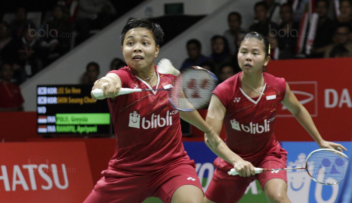Ganda putri Indonesia, Greysia Polii/Apriyani Rahayu, saat melawan wakil Korsel, Lee So-hee/Shin Seung-chan pada laga Indonesia Masters 2018 di Istora Senayan, Sabtu (27/1/2018). Greysia/Apriyani menang 21-11, 17-21, 21-17. (Bola.com/M Iqbal Ichsan)