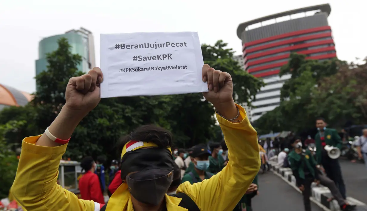 Mahasiswa yang tergabung dalam Aliansi BEM SI melakukan aksi unjuk rasa di kawasan Kuningan Persada sekitar Gedung Merah Putih KPK, Jakarta, Rabu (16/6/2021). Mereka menolak pelemahan KPK melalui TWK yang berujung penonaktifan 75 pegawai termasuk beberapa penyidik. (Liputan6.com/Helmi Fithriansyah)