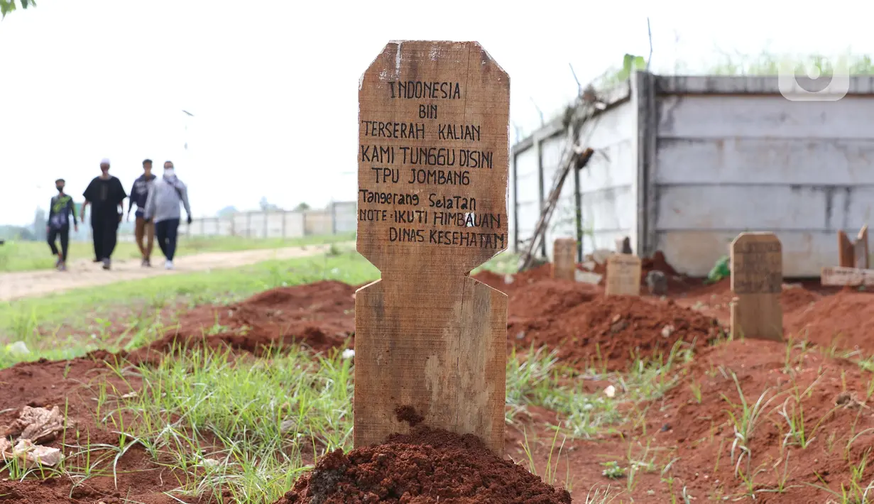 Sebuah makam dengan nisan satire bertuliskan Indonesia Bin Terserah Kalian di TPU Jombang, Tangerang Selatan, Rabu (27/5/2020). Tulisan satire tersebut menyindir masyarakat yang tidak mematuhi aturan selama pemberlakuan Pembatasan Sosial Berskala Besar (PSBB). (Liputan6.com/Helmi Fithriansyah)