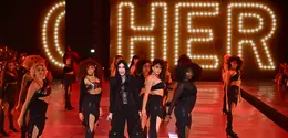 Penyanyi AS Cher tampil selama Victoria's Secret Fashion Show di Duggal Greenhouse di Brooklyn Navy Yard di Brooklyn, New York pada tanggal 15 Oktober 2024. (Dok: ANGELA WEISS / AFP)