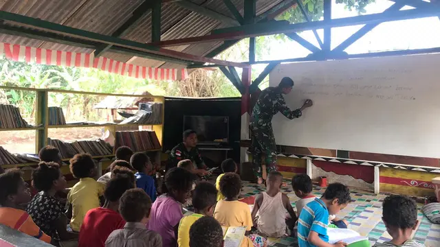 Satgas Pamtas RI-PNG Yonif 411 Kostrad Berikan Bimbel Kepada Anak-Anak Sekolah