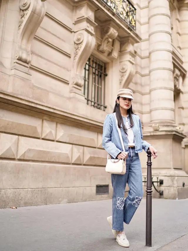 Jaket Denim dan Topi Baret