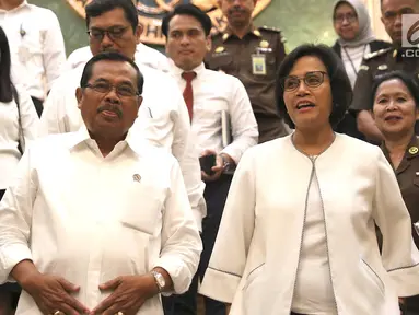 Jaksa Agung M. Prasetyo bersama Menteri Keuangan Sri Mulyani Indrawati seusai menggelar konferensi pers terkait putusan gugatan persidangan internasional di Gedung Kejaksaan Agung, Jakarta, Senin (1/4). (Liputan6.com/Immanuel Antonius)