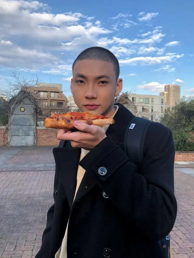 7 Potret Adam Rosyadi, Model yang Dikabarkan Dekat dengan Agnez Mo