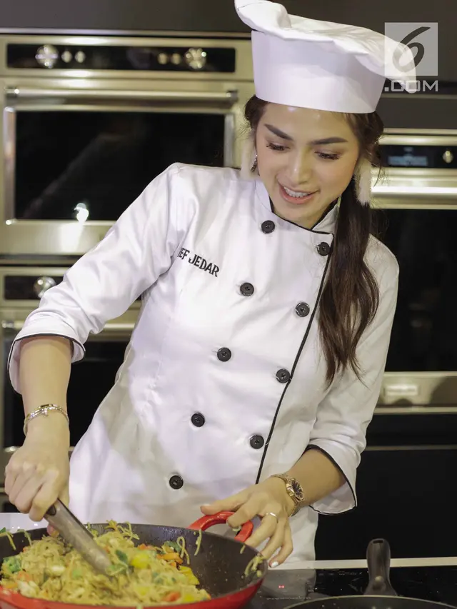 Aksi Mom Cantik Jessica Iskandar dan Nia Ramadhani Masak Bareng Girls Squad
