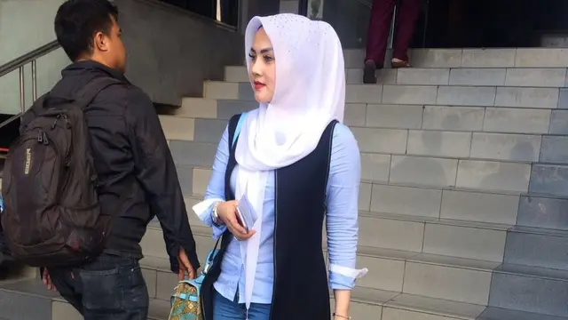 Ade Fitrie Kirana terlihat di unit Sentra Pelayanan Kepolisian (SPK) Polda Metro Jaya.