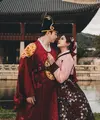 Brisia Jodie dan Jonathan Alden melakukan foto romantis dengan mengenakan baju tradisional Korea Selatan. Tampak keduanya sedang berada di negara asal K-pop tersebut. [@brisiajodie96]