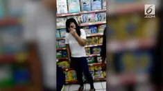 Seorang wanita tertangkap tangan tengah mencuri di dalam mini market di kawasan Penggilingan, Cakung, Jakarta Timur, Minggu malam. Ironisnya, pelaku mencuri bersama seorang pria dan anak perempuan nya yang di duga merupakan anak kandung pelaku.